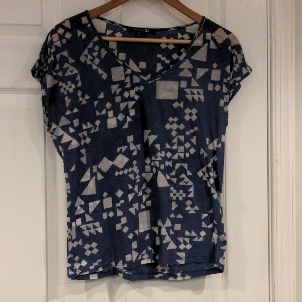 Forever 21 size s v neck t-shirt geometric pattern‎
